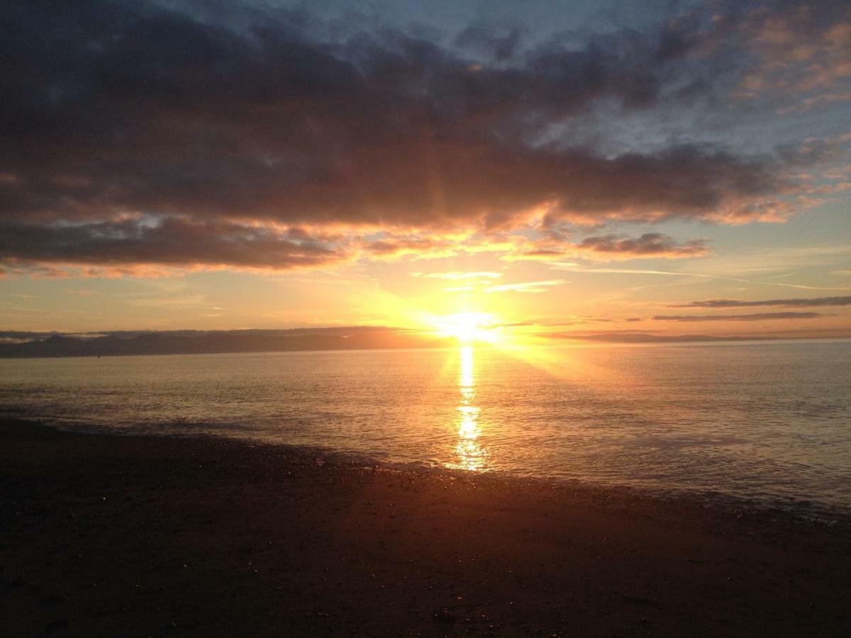 Stunning Beach Front House - Sleeps 6 Pwllheli Exterior foto